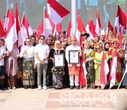 HUT RI ke-80, Provinsi Jatim Pecahkan Rekor MURI Kirab Merah Putih Sepanjang 14 Kilometer
