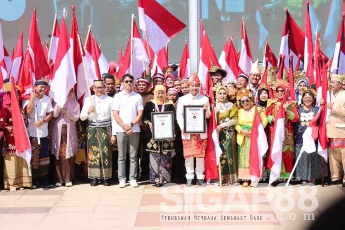 hut ri jatim rekor muri HUT RI ke-80, Provinsi Jatim Pecahkan Rekor MURI Kirab Merah Putih Sepanjang 14 Kilometer