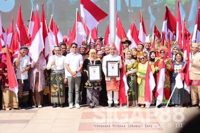 Hut Ri Ke-80, Provinsi Jatim Pecahkan Rekor Muri Kirab Merah Putih Sepanjang 14 Kilometer