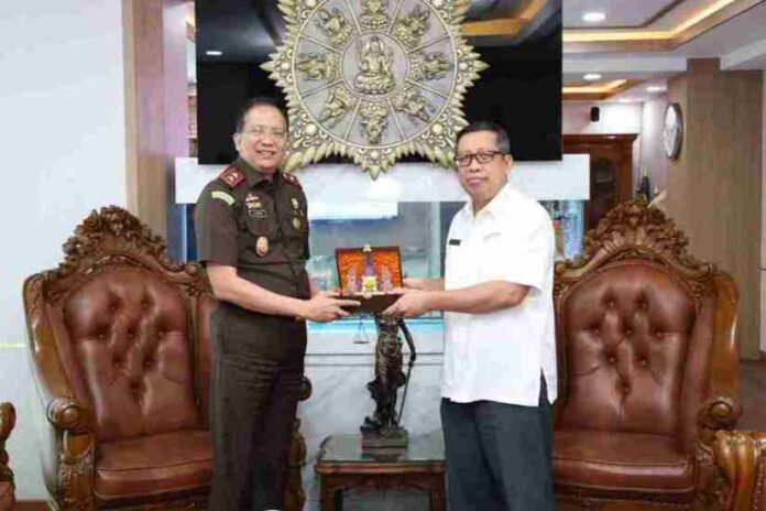 kajati jatim dan djp jatim Perkuat Sinergi, Direktorat Jenderal Pajak Jawa Timur bersama Kejati Jatim Siap Penegakan Hukum Pajak dan Berantas Rokok Ilegal