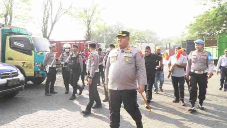 Polres Pasuruan Bersama Mahasiswa, Lsm, Dan Media Bagikan 500 Bendera Untuk Sopir Truk Dan Warga