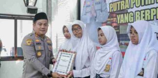Kapolres Jombang beri Beasiswa Putra Putri PNPP Polri yang Berprestasi