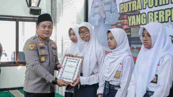 Kapolres Jombang beri Beasiswa Putra Putri PNPP Polri yang Berprestasi