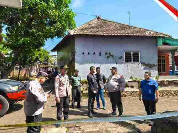 kapolres pasuruan tinjau tkp ledakan Kapolres Pasuruan Tinjau TKP Ledakan Rumah di Pasrepan