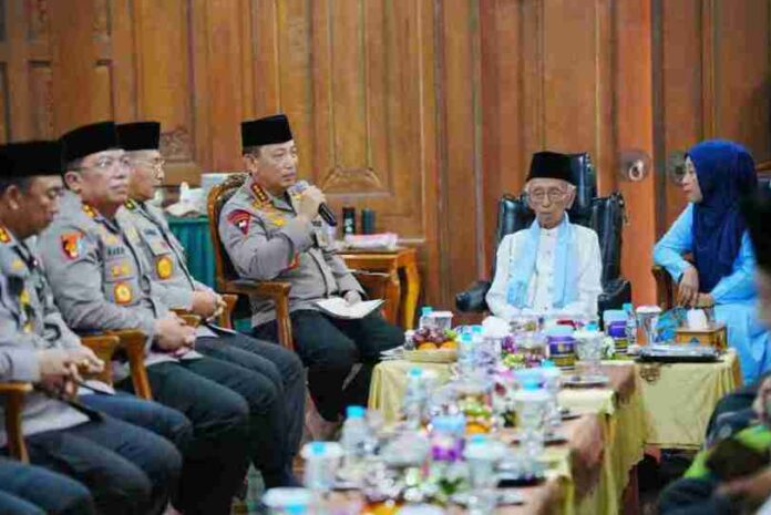 kapolri kunjungan ke ponpes di jatim Kunjungi 2 Ponpes di Jatim, Kapolri: Amanat Presiden Menjaga Kerukunan