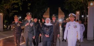 Gubernur Jatim Pimpin Apel Kehormatan dan Renungan Suci di TMP Surabaya