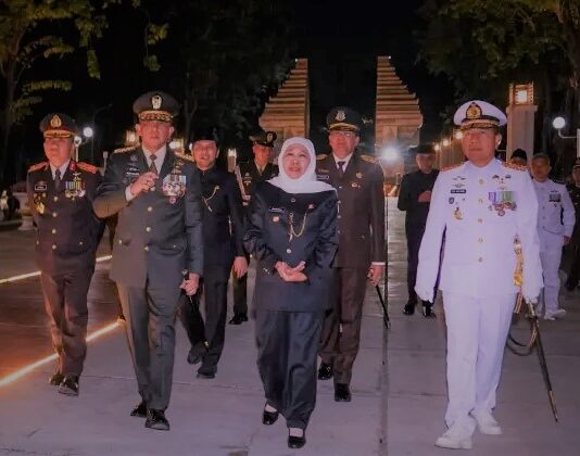 Gubernur Jatim Pimpin Apel Kehormatan dan Renungan Suci di TMP Surabaya