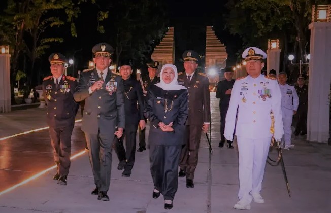 Gubernur Jatim Pimpin Apel Kehormatan dan Renungan Suci di TMP Surabaya
