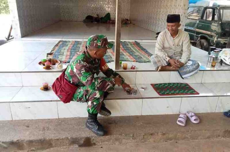 Babinsa Koramil 0826-07 Pegantenan Komsos Dengan Tokoh Agama Bulangan Branta