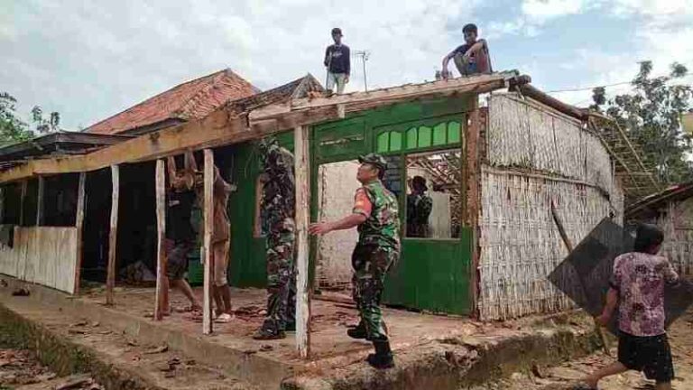 Koramil 0826-08 Palengaan Bersama Warga Gotong-Royong Bantu Pembongkaran Rumah Warga Desa Banyupelle