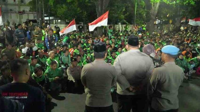 Driver Ojol Gelar Aksi Damai Dan Shalat Gaib Di Depan Mapolres Pasuruan