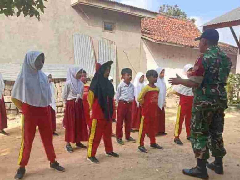Sambut Hut Ri Ke-80, Babinsa Koramil 0826-05 Larangan Latih Pbb Siswa Sdn Taraban