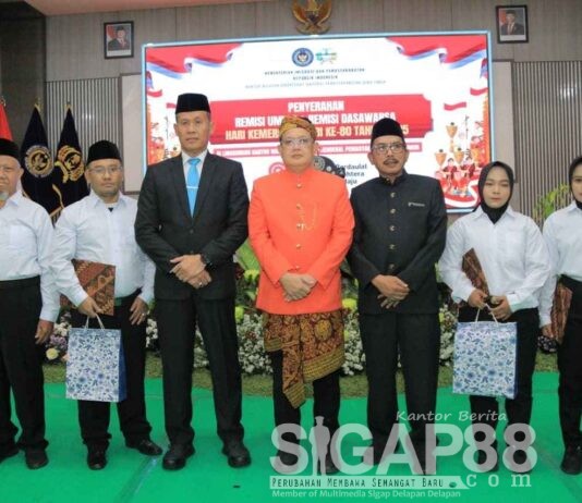 Kanwil Ditjenpas Jatim Serahkan Remisi Umum 17 Agustus dan Dasawarsa kepada Warga Binaan