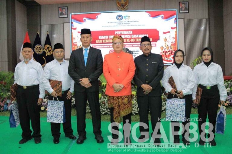 Kanwil Ditjenpas Jatim Serahkan Remisi Umum 17 Agustus Dan Dasawarsa Kepada Warga Binaan