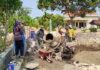 Kompak, Satgas TMMD ke-125 Kodim 0826 Pamekasan dan Warga Kerjakan Jalan Rabat Beton di Desa Kramat