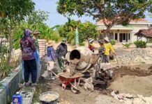 Kompak, Satgas TMMD ke-125 Kodim 0826 Pamekasan dan Warga Kerjakan Jalan Rabat Beton di Desa Kramat