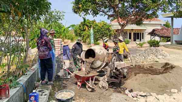 perbaikan jalan rabat beton Kompak, Satgas TMMD ke-125 Kodim 0826 Pamekasan dan Warga Kerjakan Jalan Rabat Beton di Desa Kramat