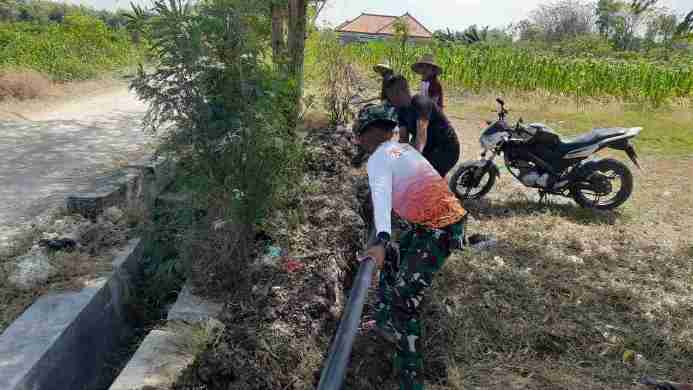 Satgas TMMD ke-125 Kodim Pamekasan bersama Warga Desa Kramat Selesaikan Pipanisasi