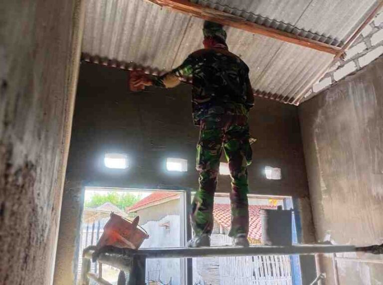 Satgas Tmmd Ke-125 Kodim 0826 Pamekasan Bantu Plester Dinding Rumah Warga
