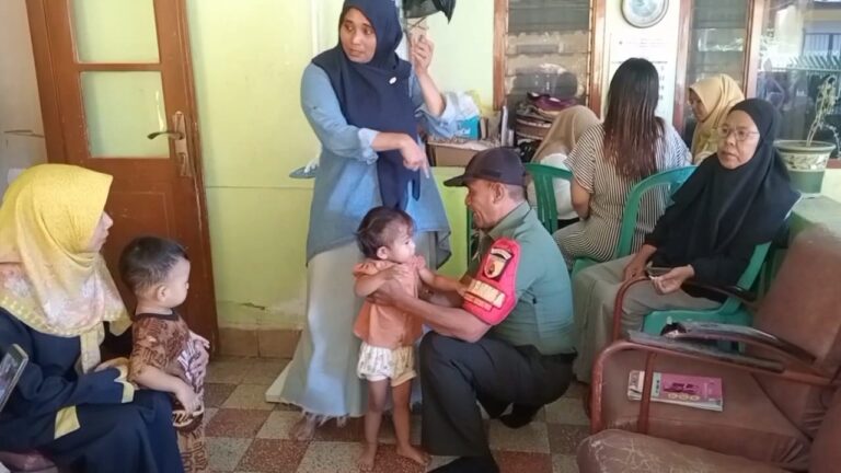 Babinsa Koramil 0826-01 Pamekasan Dampingi Kegiatan Posyandu Di Kelurahan Gladak Anyar