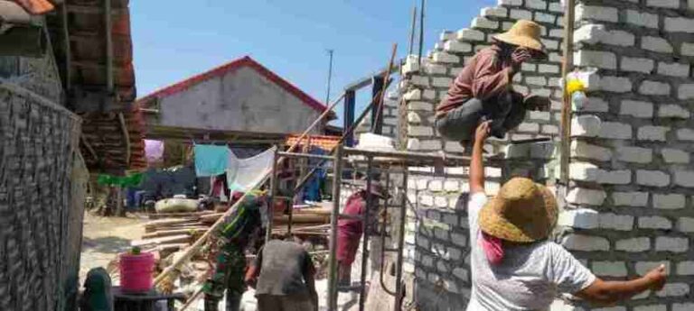 Satgas Tmmd Ke-125 Kodim 0826 Pamekasan Kebut Pembangunan Rumah Tidak Layak Huni Di Desa Kramat