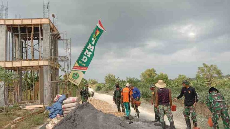 Pengecoran Tandon Air Desa Kramat, Satgas Tmmd Ke-125 Kodim Pamekasan Dibantu Warga