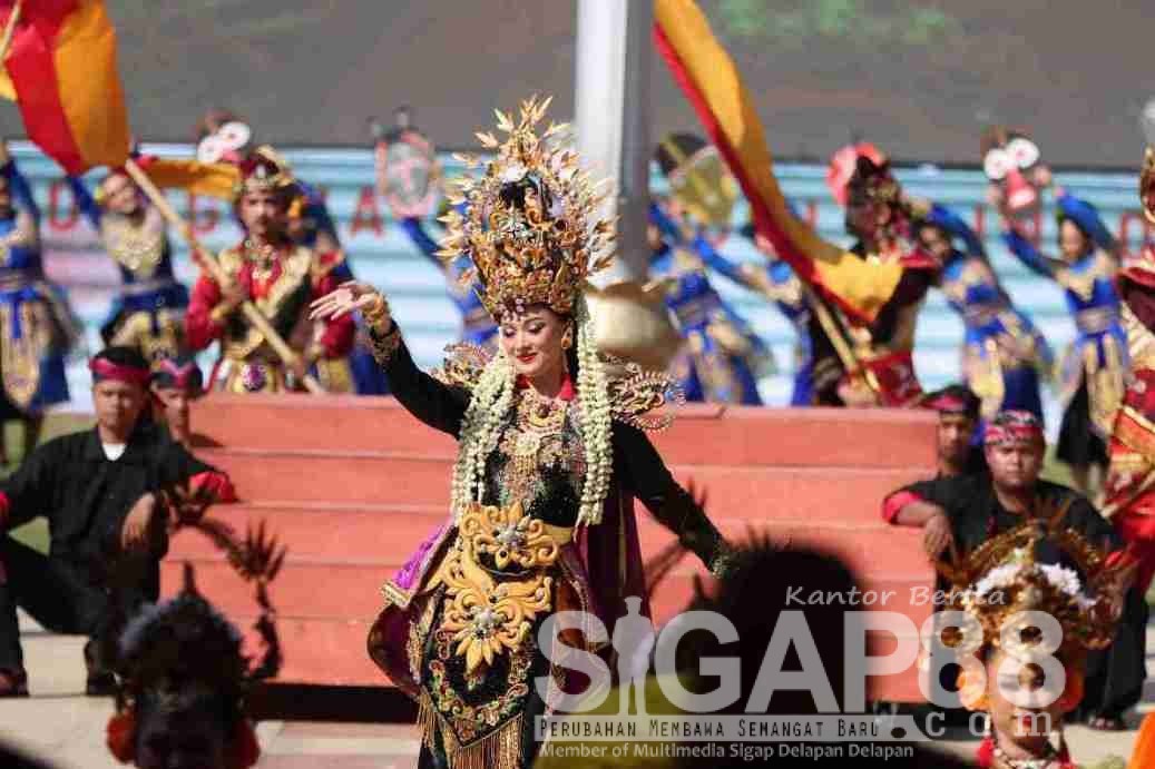 Pasukan Paskibraka Dan Tari Kolosal Tribhuwana, Meriahkan Upacara Hut Ke-80 Ri Di Gedung Negara Grahadi 1 Tari Tribuana