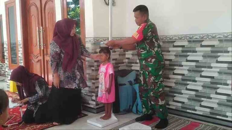 Babinsa Koramil 0826-05 Larangan Aktif Dalam Kegiatan Posyandu Di Desa Trasak