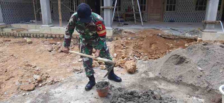 Bantu Warga Binaan, Babinsa Koramil 0826-08 Palengaan Wujudkan Kemanunggalan Tni Dengan Rakyat