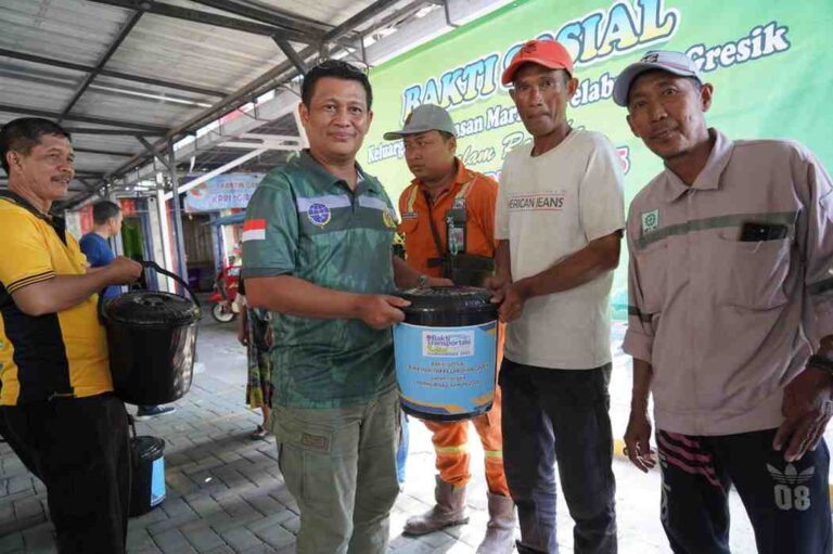 Peduli Sosial, Ksop Gresik Bersama Insan Maritim Bagikan 300 Paket Sembako
