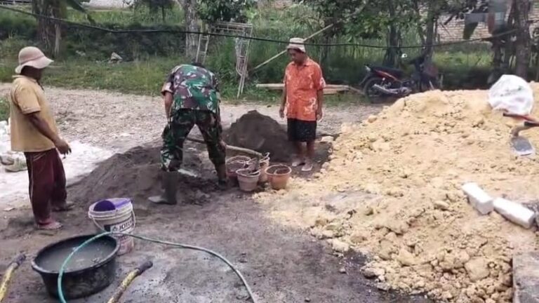 Peduli Warga Binaan, Babinsa Koramil 0826-07 Pegantenan Bantu Pembangunan Rumah Di Dusun Kongsi