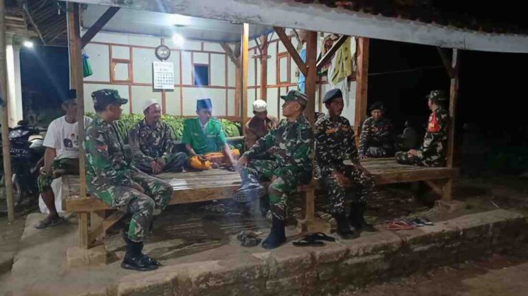 Pererat Dengan Warga Jaga Lingkungan, Koramil 0826-10 Waru Patroli Di Desa Bajur