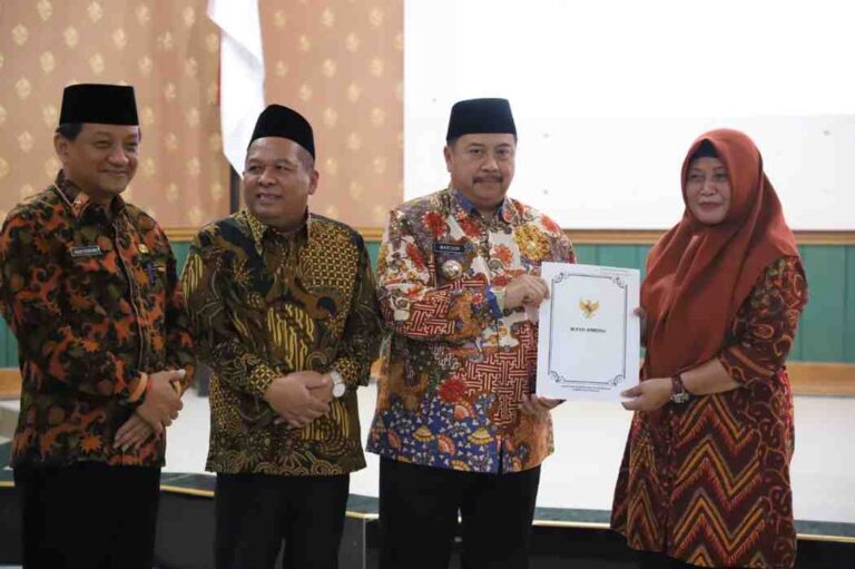 Masuki Purnatugas, 111 Asn Di Jombang Terima Sk Pensiun Dari Bupati Warsubi