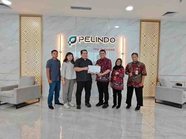 Terminal Petikemas Surabaya Raih Penghargaan Wajib Pajak Teladan 2025