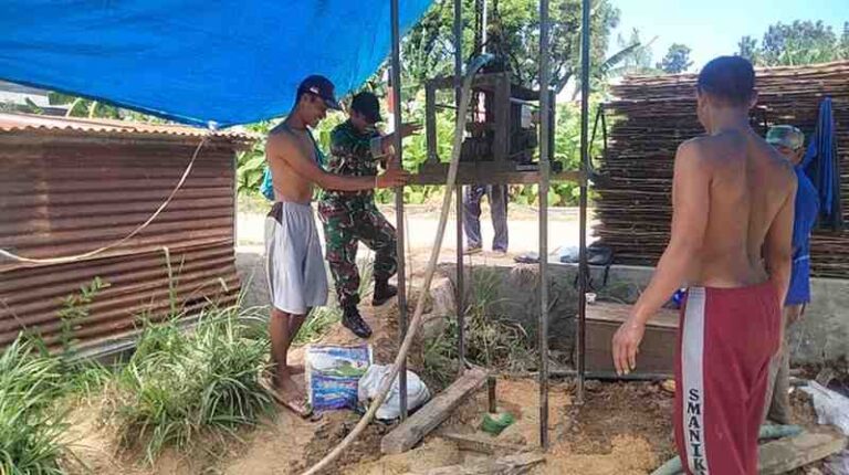 Babinsa Koramil Larangan Dampingi Pengeboran Sumber Air Di Desa Tentenan Timur