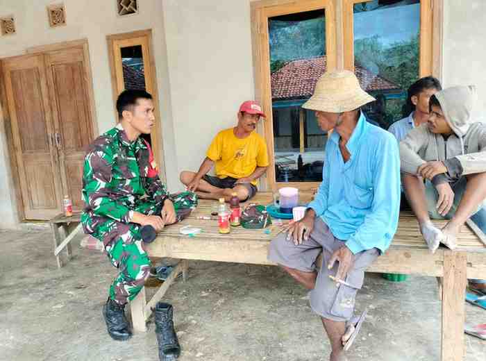 Babinsa Babinsa Koramil 0826-11 Batumarmar Pererat Silaturahmi Dengan Warga Lesong Dajah