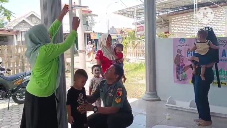 Babinsa Koramil 0826-01 Pamekasan Dampingi Posyandu Di Desa Teja Barat