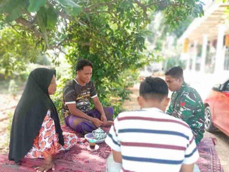 Babinsa Koramil 0826-11 Batumarmar Komsos Dengan Warga Desa Batu Bintang