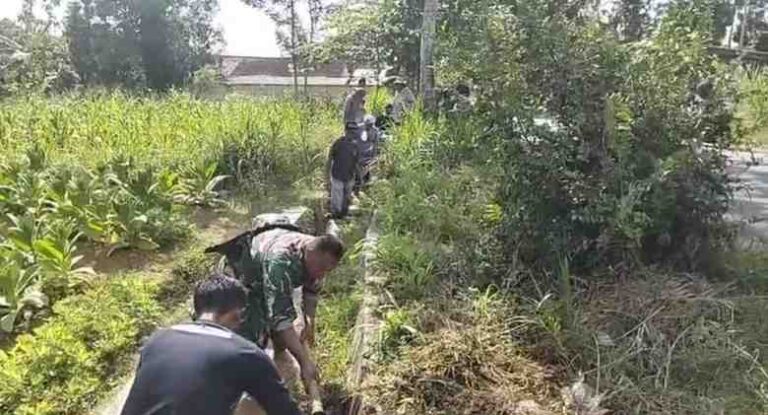 Babinsa Koramil 0826-09 Pakong Karya Bhakti Bersama Warga Desa Banban Bersihkan Saluran Irigasi