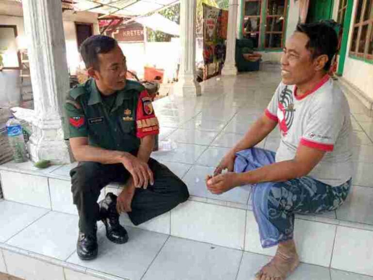 Babinsa Koramil 0826-13 Pasean Komsos Dengan Warga Binaan