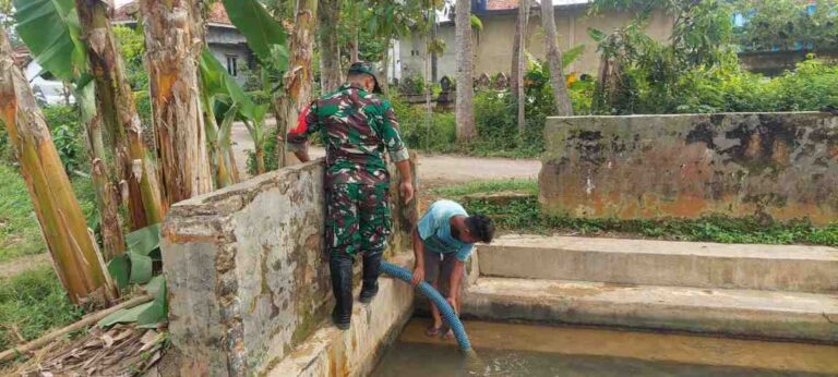 Babinsa Koramil 0826-09 Pakong Bantu Warga Palalang Salurkan Air Pertanian