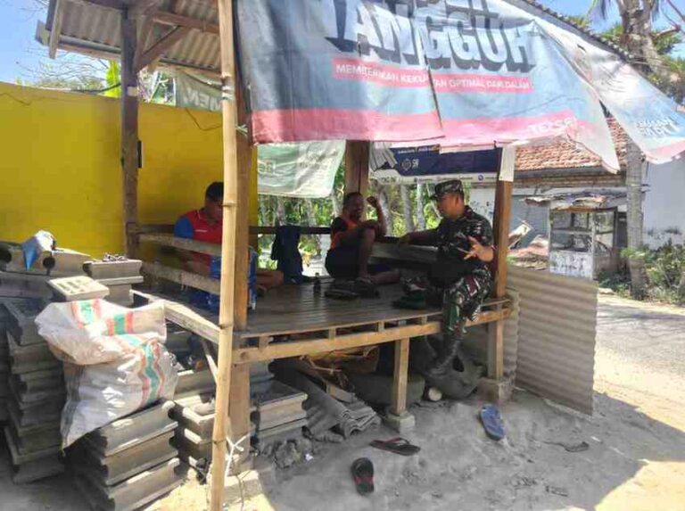 Perkuat Binter, Babinsa Koramil 0826-09 Pakong Komsos Dengan Warga Cenlecen