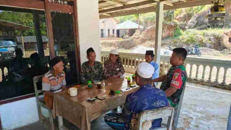 Babinsa Koramil 0826-07 Pegantenan Ajak Warga Desa Ambender Jaga Persatuan