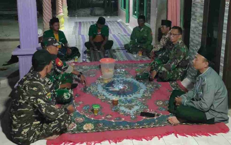 Anggota Koramil 0826-02 Tlanakan Laksanakan Patroli Siskamling Di Desa Panglegur