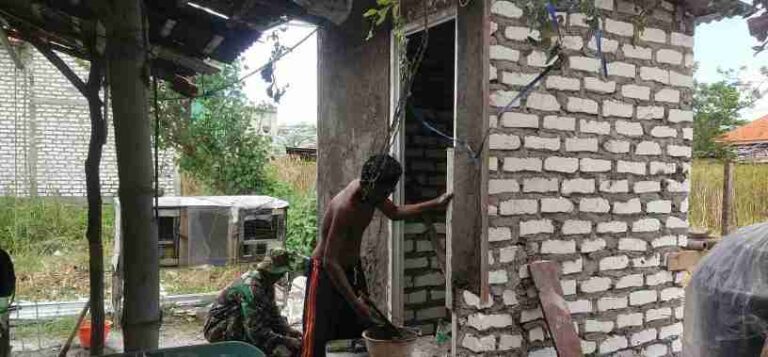 Babinsa Koramil 0826-02 Tlanakan Bantu Pembuatan Jamban Milik Warga Binaan