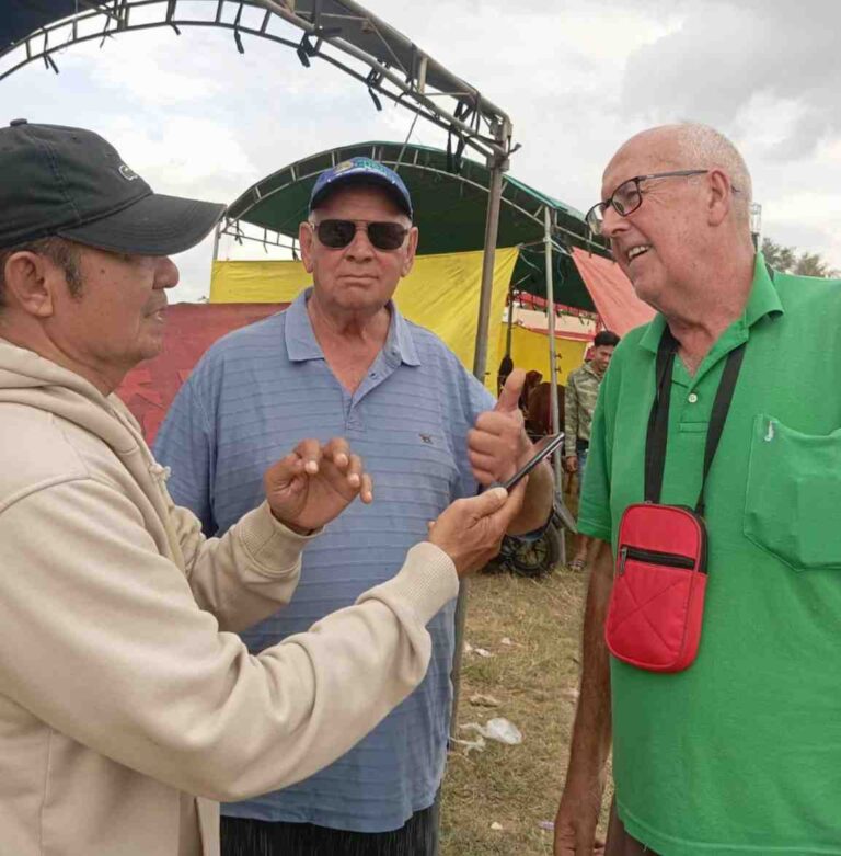 Wisatawan Australia Tanggapi Lomba Karapan Sapi Piala Bupati Sumenep