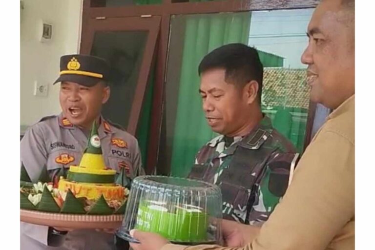 Hut Tni Ke-80, Kepala Puskesmas Gayam Beri Surprise Koramil 0827-20 Sapudi
