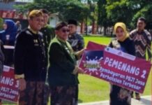 Bapenda Sumenep Serahkan Piagam Penghargaan Kepada Notaris dan PPAT