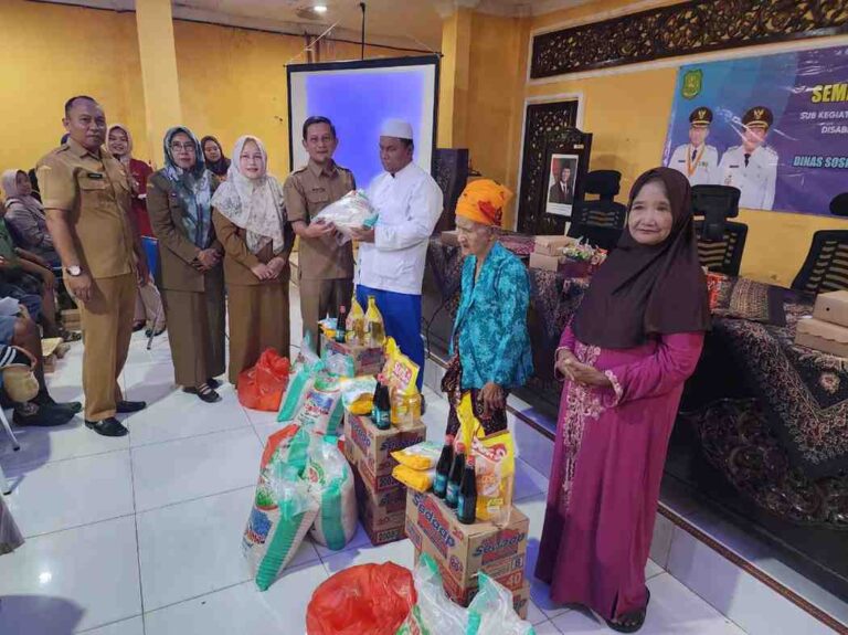 Dinsos P3A Sumenep Serahkan Paket Sembako Kepada 400 Lansia Dan Disabilitas