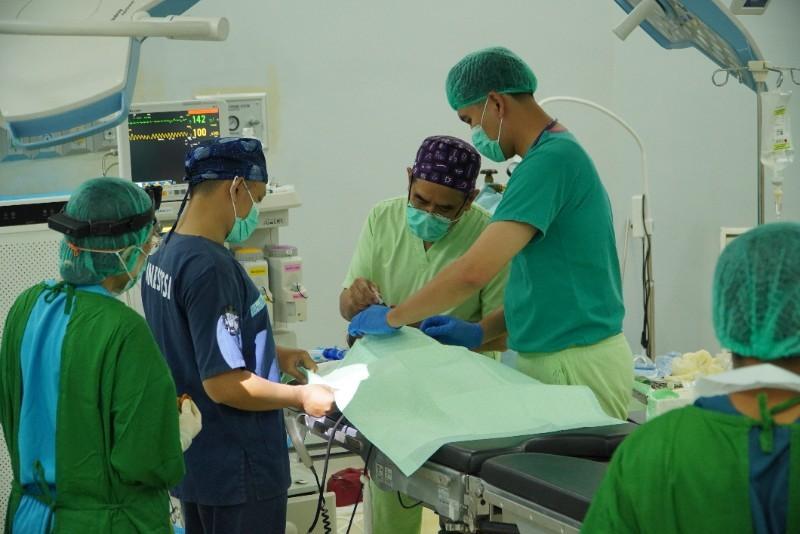Tim Yankes Bergerak Jatim Lakukan Skrining Dan Operasi Bedah Plastik Di Rsud Abuya Kangean 1 Dr Agus Lakukan Tindakan